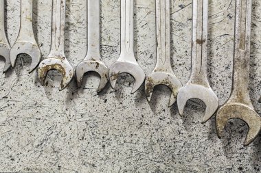 Raf somun anahtarları ve bir İngiliz anahtarı bir fabrika biriminde bir tezgah üzerinde bir duvarda asılı. Endüstriyel atölye senaryo. Oto tamir atölyesi. 