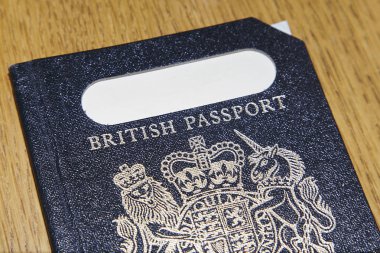 Londra, İngiltere: 04 Ocak 2018: eski bir İngiliz pasaportu mavi. İngiliz pasaportu İngiltere Mart 2019 Avrupa Birliği ayrıldığında kullanmak dönmek kaynaklanmaktadır.