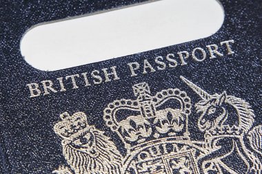 Londra, İngiltere: 04 Ocak 2018: eski bir İngiliz pasaportu mavi. İngiliz pasaportu İngiltere Mart 2019 Avrupa Birliği ayrıldığında kullanmak dönmek kaynaklanmaktadır.