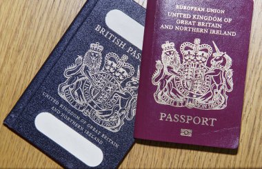 Londra, İngiltere: 04 Ocak 2018: eski bir mavi İngiliz pasaportu ve yeni kırmızı Avrupa Birliği pasaportu. İngiliz pasaportu İngiltere Mart 2019 Avrupa Birliği ayrıldığında kullanmak dönmek kaynaklanmaktadır.