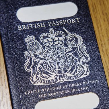 Londra, İngiltere: 04 Ocak 2018: eski bir İngiliz pasaportu mavi. İngiliz pasaportu İngiltere Mart 2019 Avrupa Birliği ayrıldığında kullanmak dönmek kaynaklanmaktadır.