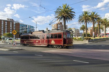 St Kilda, Melbourne, Avustralya: 15 Mart 2017: Eski dekora sahip restore edilmiş, hareketli bir tramvayda eşsiz bir yemek deneyimi. Restoran Tramvayı siz yemek yerken Melbourne'u dolaşır.