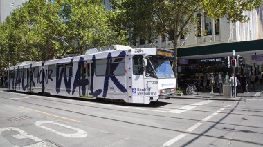 Melbourne, Avustralya: 18 Mart 2017: tramvay Melbourne şehir merkezinde. Melbourne dünyanın en büyük kentsel tramvay hattı ağı vardır.