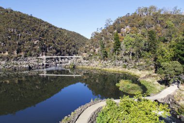 Katarakt Gorge adlı ilk Havzası boyunca South Esk River Launceston, Tasmania'deki / daki Alexandria yaya köprüsü ile. Aileler ve keşfetmek için turistler için güzel ve rahatlatıcı bir alan.