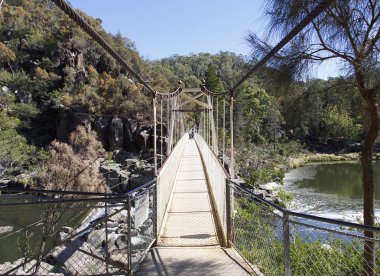 Launceston, Tazmanya, Avustralya: 31 Mart 2018: turist katarakt Gorge Güney Esk nehirde yaya karşıya. Milli Parkı ve turistlerin ülkeye çok popüler bir alandır. 