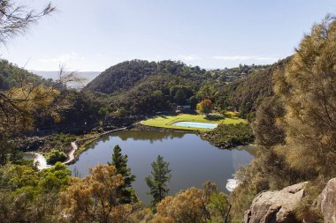 Katarakt Gorge ortak yüzme havuzu ve Güney Esk Nehri Launceston, Tasmania'deki / daki ilk Havzası yanında aile alan