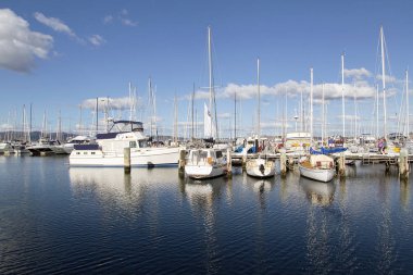 Hobart, Tazmanya, Avustralya: 28 Mart 2018: lüks yatların demirleyen Tasmania Kraliyet yat kulübü limanda güvenliği. 