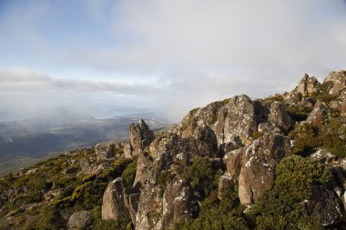 Mount Wellington Tasmania'deki / daki zirvesine Hobart şaşırtıcı manzaraları.