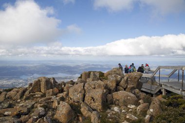 Hobart, Tazmanya, Avustralya: 28 Mart 2018: turist zevk Mount Wellington zirvesine Pinnacle gözlem noktası ve barınak Hobart görünümleri.