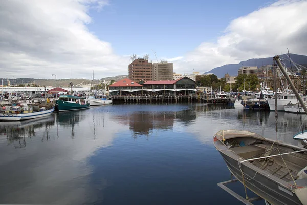 Hobart, Tazmanya, Avustralya: 28 Mart 2018: balıkçı tekneleri, Victoria Dock Hobart limanda palamarla. 1804 yılında ceza kolonisi kurulan, Hobart olan Avustralya'nın ikinci en eski başkent Sydney sonra. 