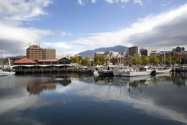 Hobart, Tazmanya, Avustralya: 28 Mart 2018: balıkçı tekneleri, Victoria Dock Hobart limanda palamarla. 1804 yılında ceza kolonisi kurulan, Hobart olan Avustralya'nın ikinci en eski başkent Sydney sonra. 