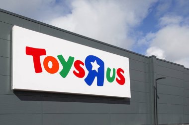 Swansea, İngiltere: 08 Mart 2018: ön görünüm penceresinde işaret aşağı kapanış ile Toys R Us mağaza. New Jersey, ABD Merkezi bir Amerikan oyuncak perakendeci bize Toys R A.ş..