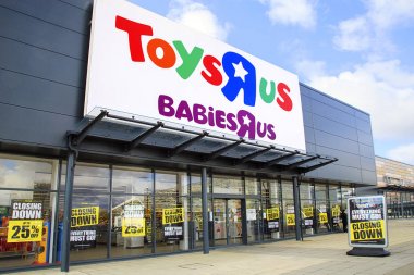 Swansea, İngiltere: 08 Mart 2018: ön görünüm penceresinde işaret aşağı kapanış ile Toys R Us mağaza. New Jersey, ABD Merkezi bir Amerikan oyuncak perakendeci bize Toys R A.ş..