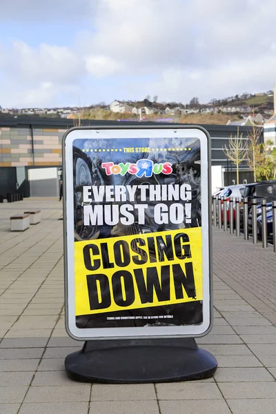 Swansea, İngiltere: 08 Mart 2018: bir Toys R Us tabelaya mağaza kapatma ile ve her şey üzerinde yazılı gitmek gerekir. New Jersey, ABD Merkezi bir Amerikan oyuncak perakendeci bize Toys R A.ş..