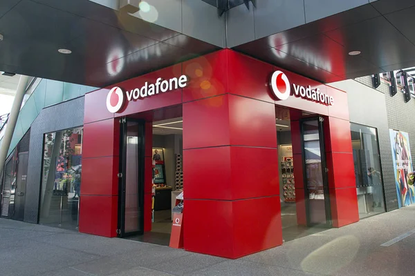 Melbourne, Avustralya: 07 Nisan 2018: Vodafone store - Vodafone Australia veya Vodafone Hutchison Australia, Avustralya 'da Vodafone markasını işleten mobil telekomünikasyon şirketidir..