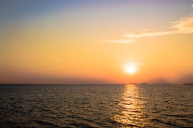 gün batımına doğru deniz