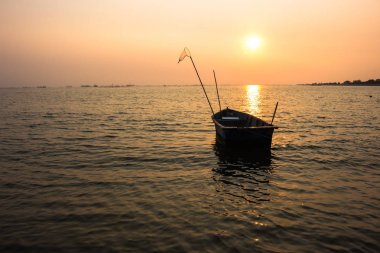 Son günbatımı ışığı denize.