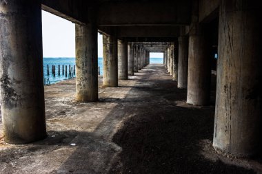 Denizin ortasında eski bina.