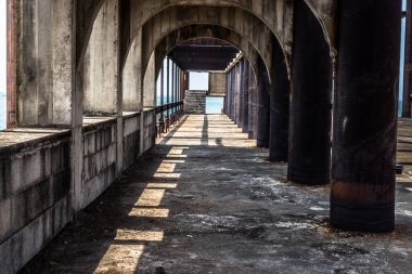 Çoğu eski yapı taşları için merdivenlerden yukarı yürümek uninhabit