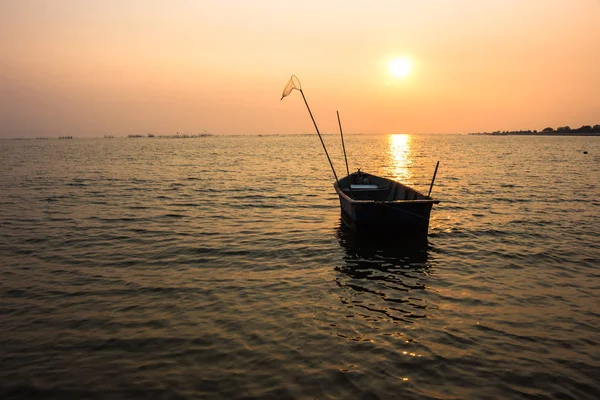 Son günbatımı ışığı denize.