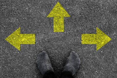 Asfalt üzerindeki isteğe bağlı oku.