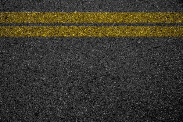 Asfalt yol üzerinde çift Sarı çizgi.
