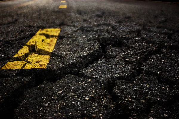 Crack texturizado asfalto camino fondo . — Foto de Stock