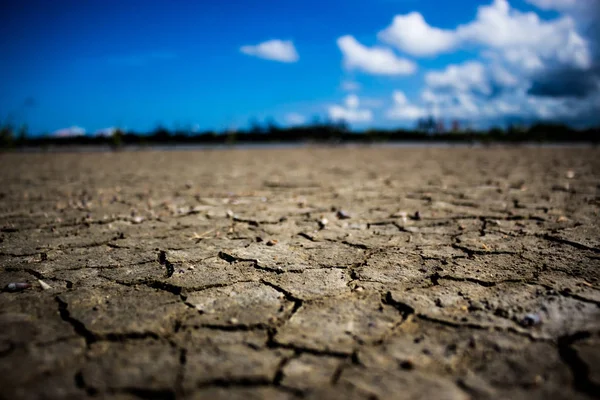 Spleet grond close-up achtergrond. — Stockfoto