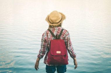 Turist kızlar tatil için doğada seyahat ederler..