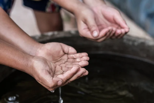 The hands of children who need water. — Stock Photo, Image