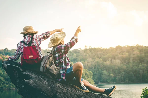 Jungen und Mädchen reisen auf der für einen Urlaub. — Stockfoto