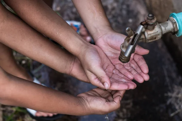 물 이 필요 한 아이들의 손. 로열티 프리 스톡 사진