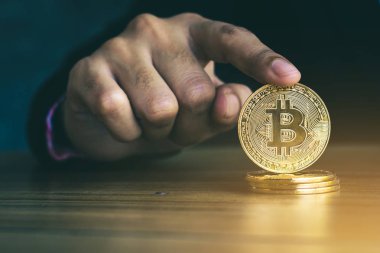 Bitcoin para tutan bir işadamının eli..