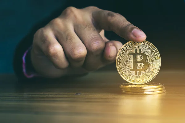 Bitcoin para tutan bir işadamının eli..