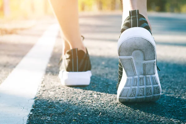 Las mujeres jóvenes pie está corriendo por la salud . — Foto de Stock