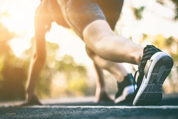 若い女性の足は健康のためにジョギングしている. — ストック写真