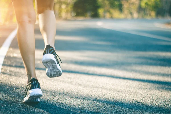 Las mujeres jóvenes pie está corriendo por la salud . — Foto de Stock