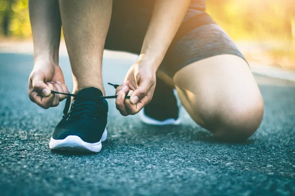 Las mujeres jóvenes pie está corriendo por la salud . — Foto de Stock