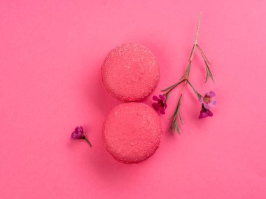  macaroons pembe bir arka plan üzerinde. Tatil Mart kartı tasarım konsepti.
