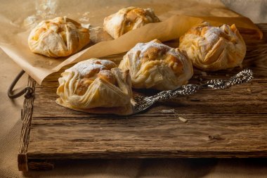 Ahşap rustik arka plan üzerinde ev yapımı puf kek meyveli reçel.