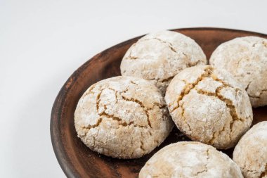 ahşap masa üzerine pudra şekeri ile iştah açıcı ev yapımı kurabiye yakın çekim
