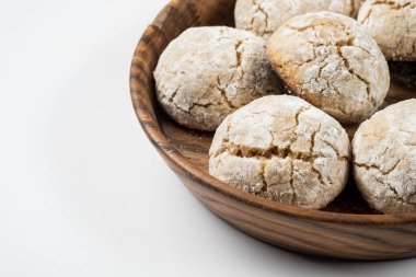 ahşap masa üzerine pudra şekeri ile iştah açıcı ev yapımı kurabiye yakın çekim