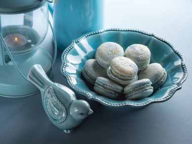 masada seramik tabak içinde mavi Fransız macarons Close-Up