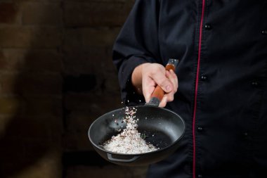 Erkek el karışık tuz baharat sıcak Pan ile yakın çekim