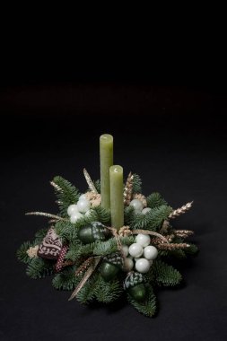 yakın çekim yeşil çam ağacı dalları Noel dekorasyonu ve siyah arka plan üzerine mum