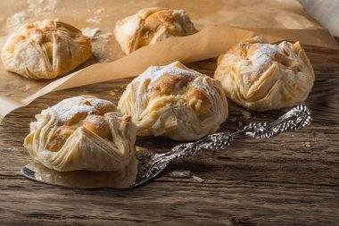 iştah açıcı ev yapımı kurabiye kaşıkla şeker tozu ve vintage tarzı ahşap masa üzerinde yakın çekim
