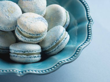 masada seramik tabak içinde mavi Fransız macarons Close-Up