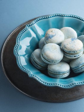 masada seramik tabak içinde mavi Fransız macarons Close-Up