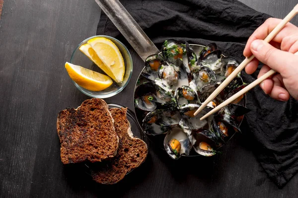 Close Male Hand Take Steamed Mussels Garlic Parsley Table Grilled — Stok Foto