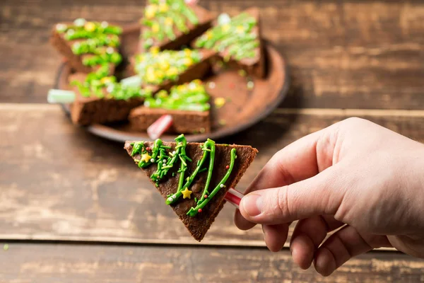 Close Dari Tangan Perempuan Memegang Kue Madu Buatan Sendiri Dalam — Stok Foto